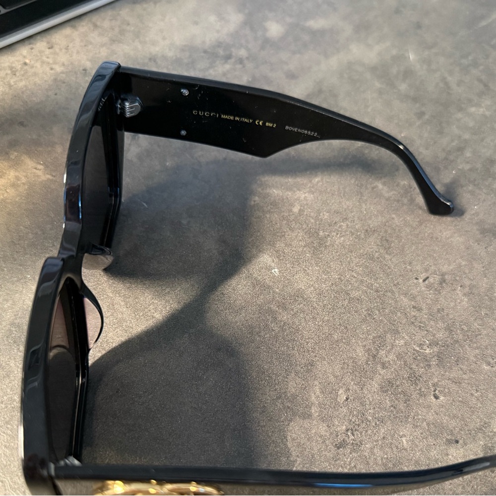 Gucci Black Sunglasses with Gold Logo GG0956S - Picture 3 of 9